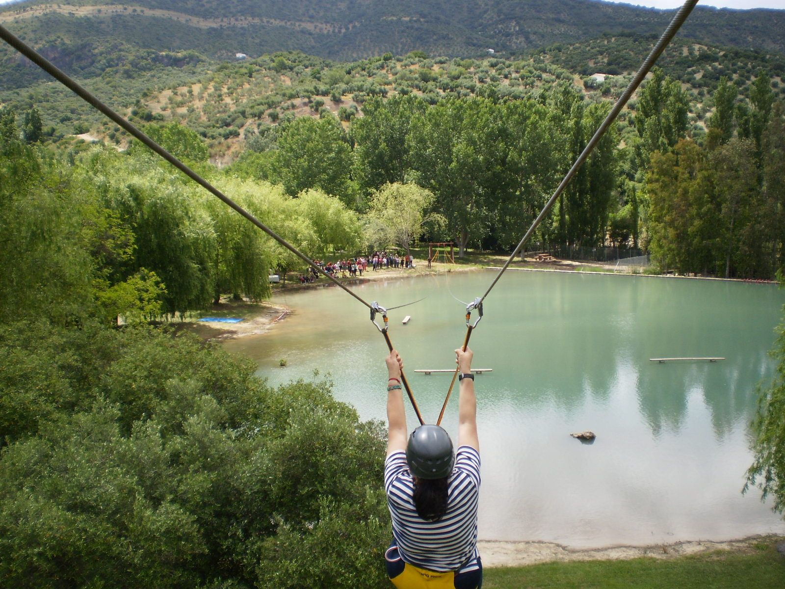 Imagen de una Persona lanzándose por la tirolina de la Playita.