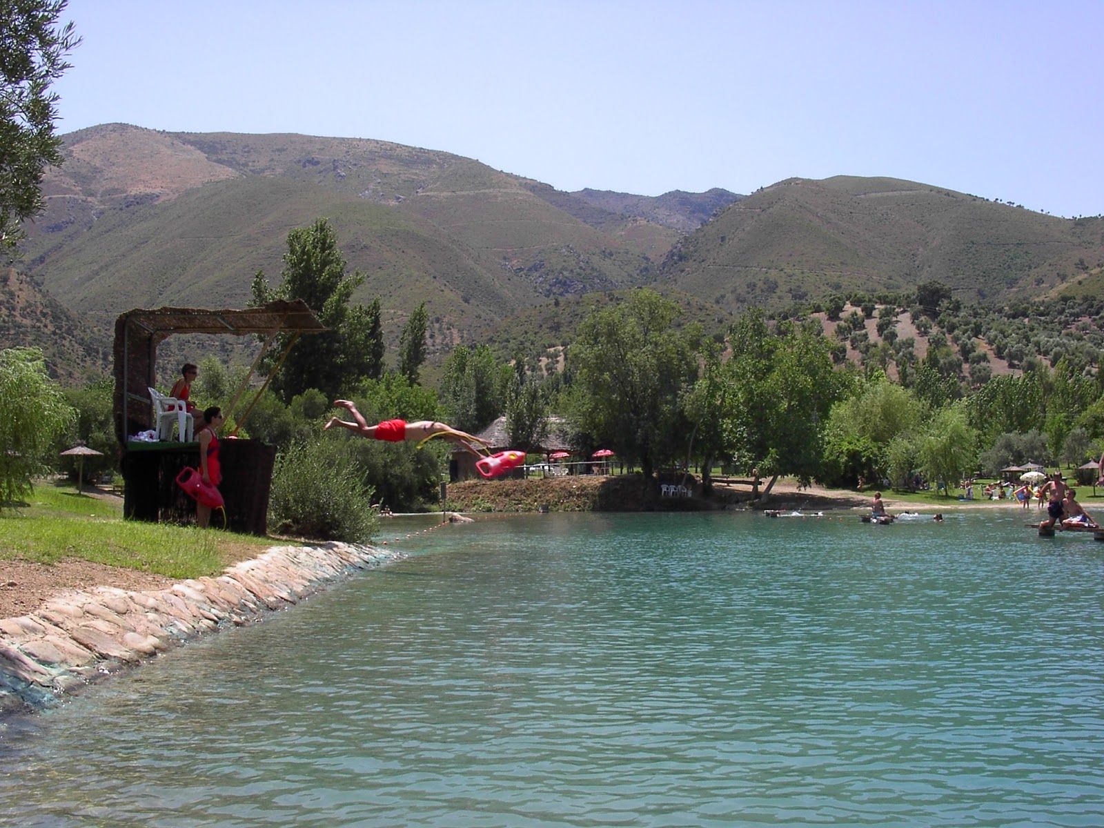 Imagen de Socorrista lanzándose al agua de la playita.