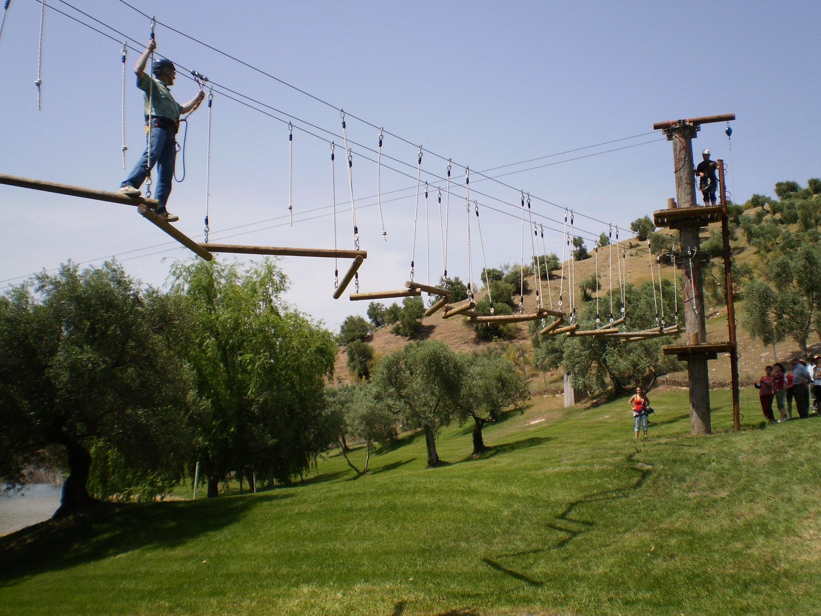 Persona Practicando Arborismo en la Playita.
